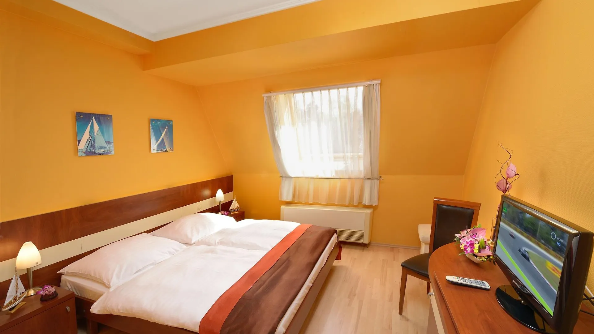 Holiday Beach Budapest Wellness Hotel With Sauna Park 4*,