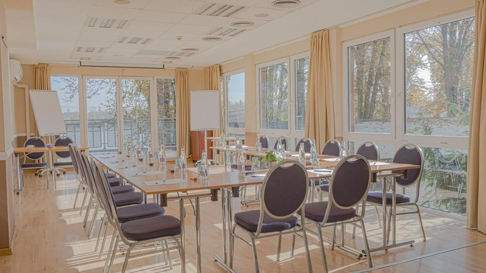 ****  Holiday Beach Budapest Wellness Hotel With Sauna Park Magyarország