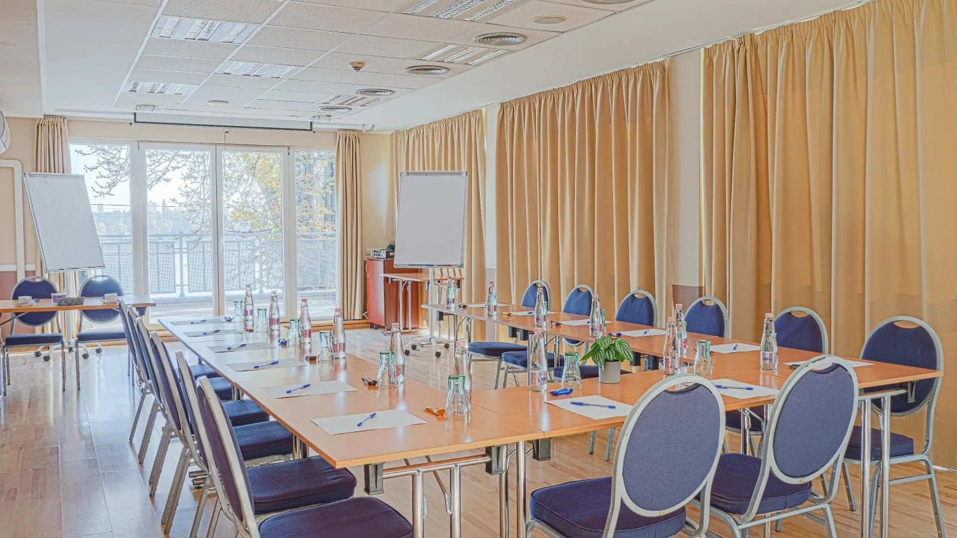 Holiday Beach Budapest Wellness Hotel With Sauna Park