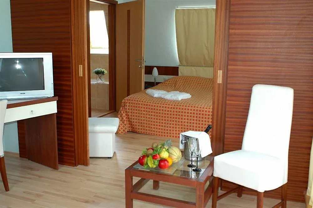 Holiday Beach Budapest Wellness Hotel With Sauna Park 4*,