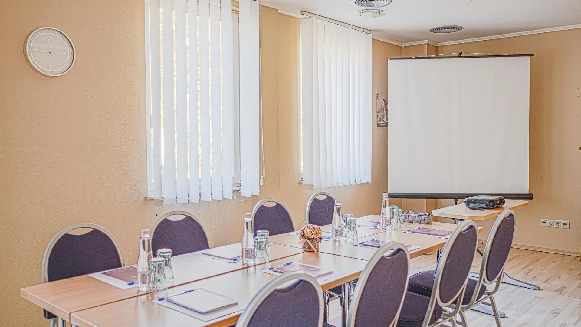 Holiday Beach Budapest Wellness Hotel With Sauna Park
