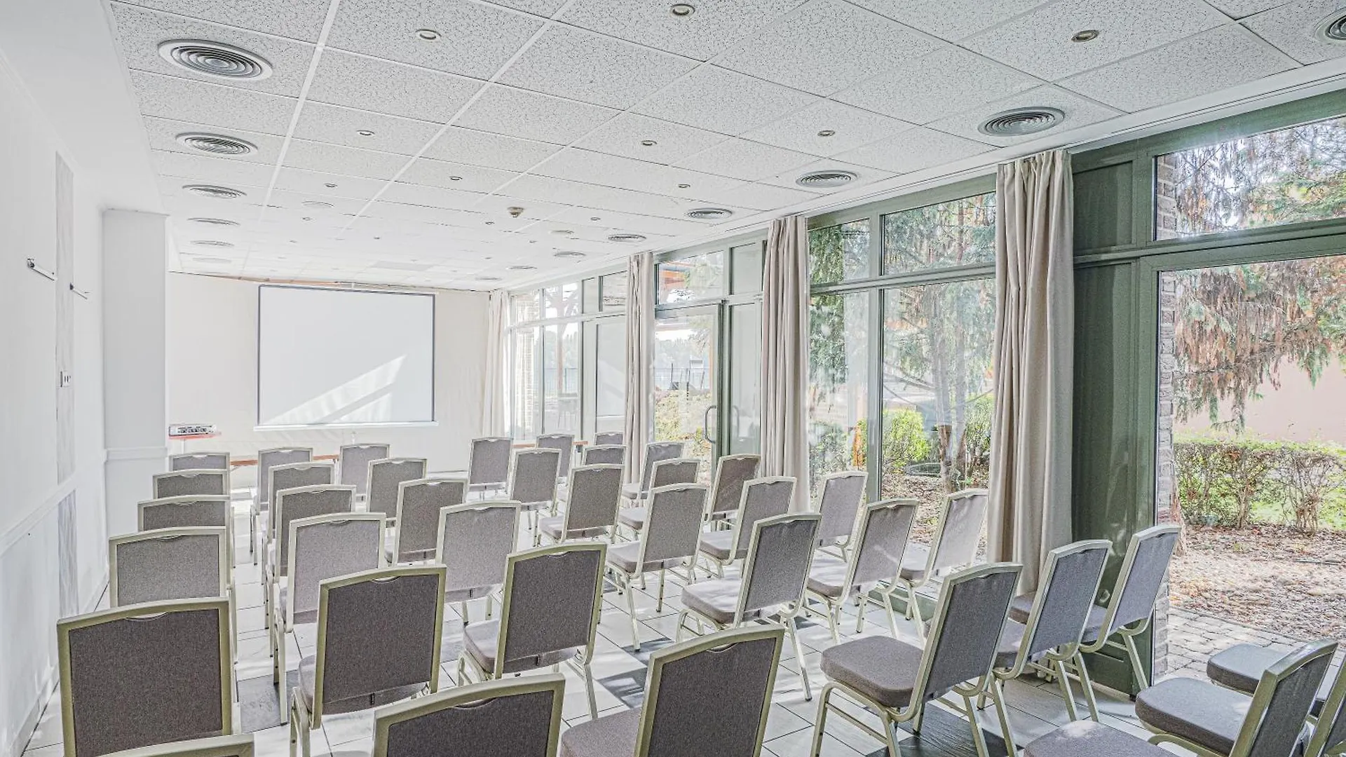 Holiday Beach Budapest Wellness Hotel With Sauna Park