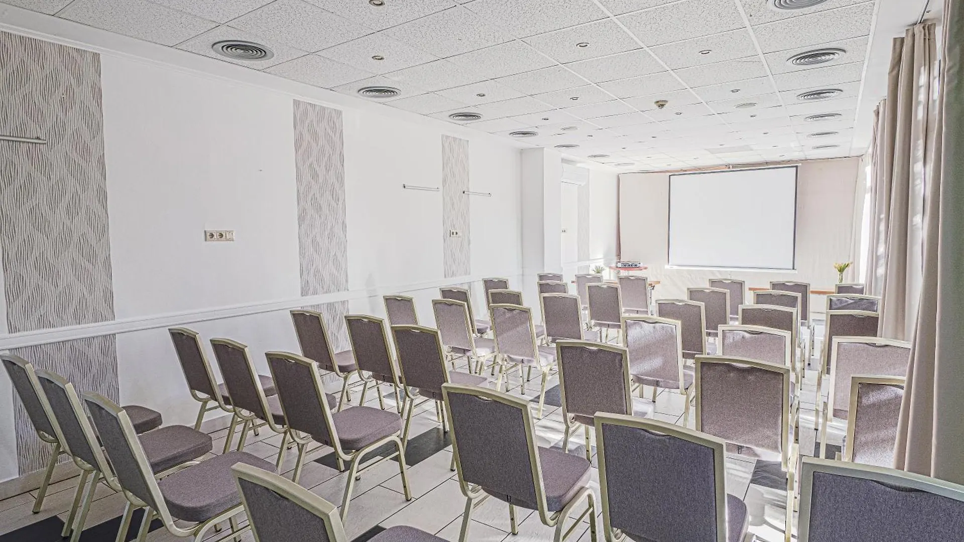 Holiday Beach Budapest Wellness Hotel With Sauna Park