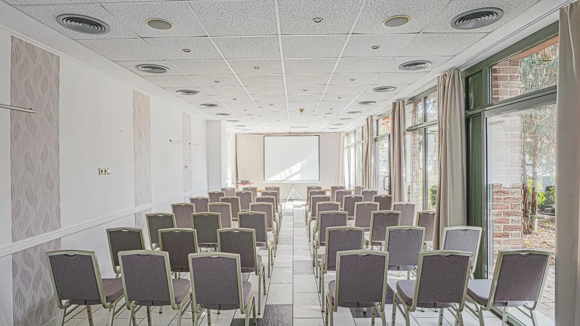 ****  Holiday Beach Budapest Wellness Hotel With Sauna Park المجر