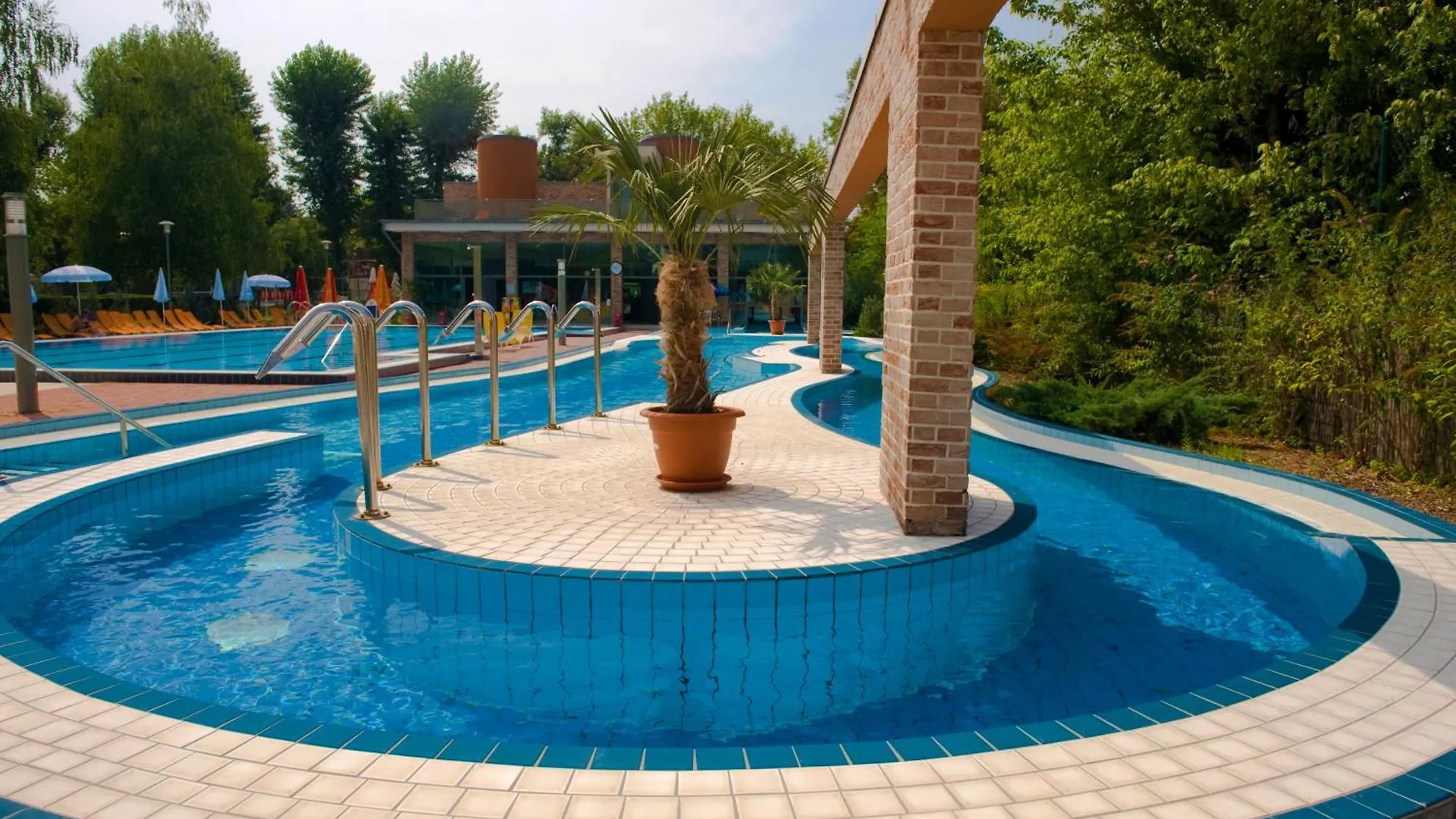 Holiday Beach Budapest Wellness Hotel With Sauna Park 4*,