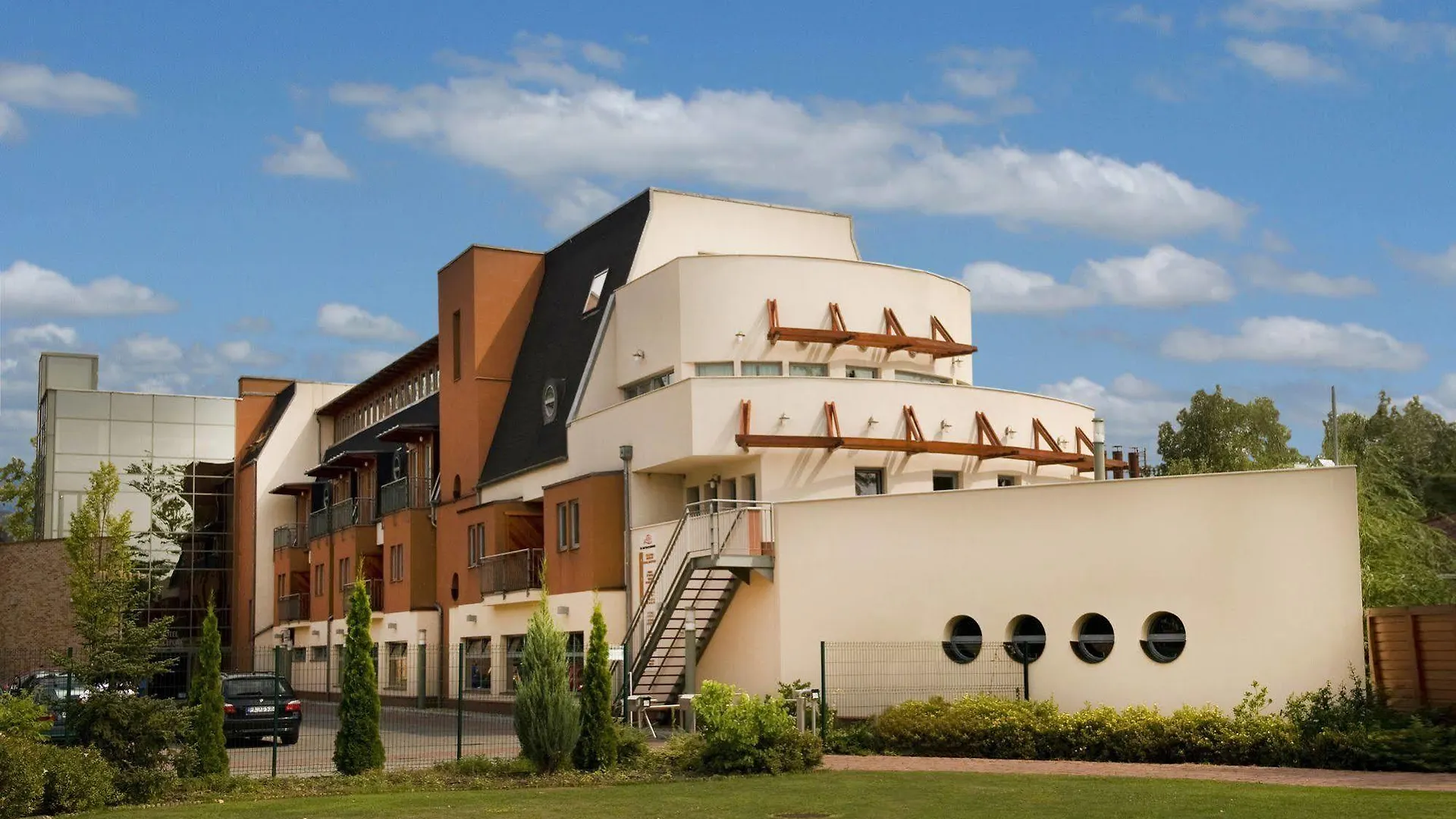 Holiday Beach Budapest Wellness Hotel With Sauna Park