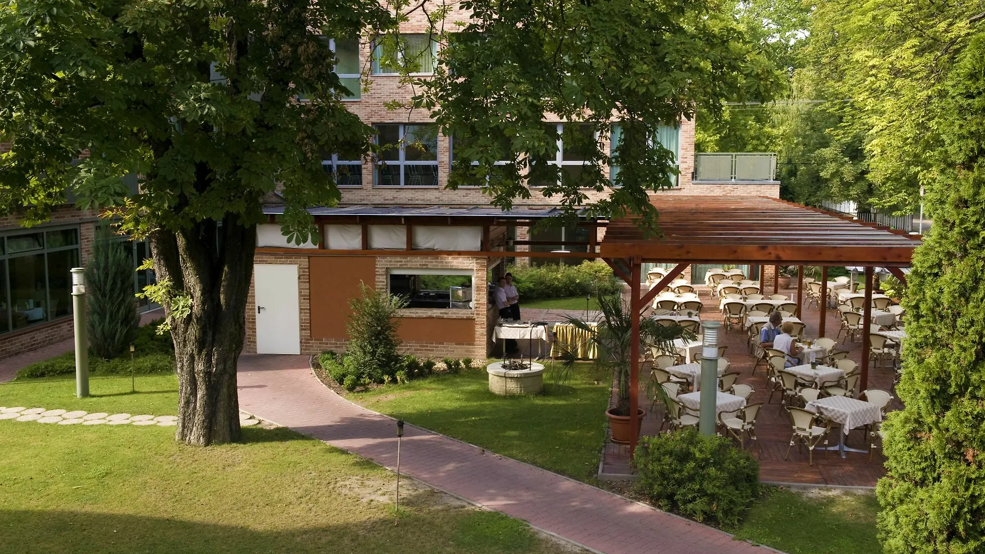 Holiday Beach Budapest Wellness Hotel With Sauna Park